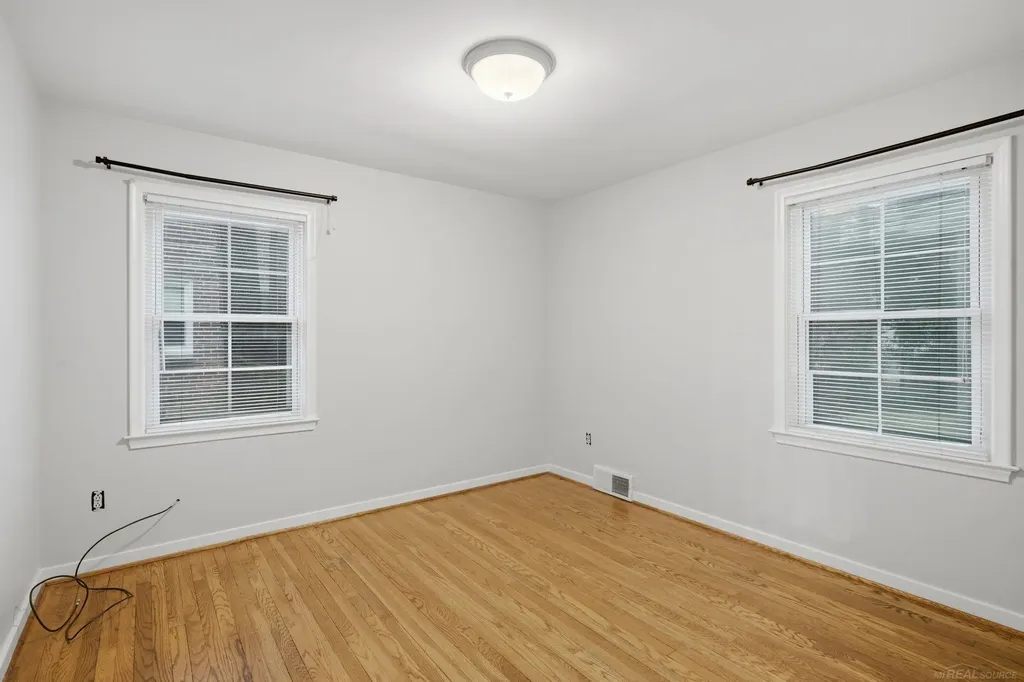 32200 Arlington Drive Beverly Hills Village MI 48025