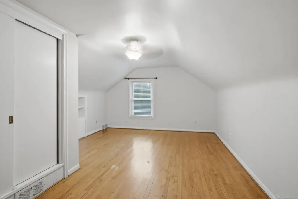 32200 Arlington Drive Beverly Hills Village MI 48025