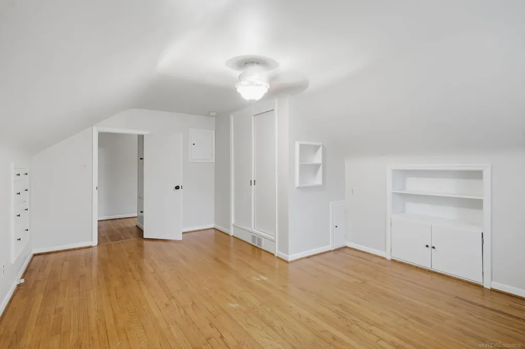 32200 Arlington Drive Beverly Hills Village MI 48025