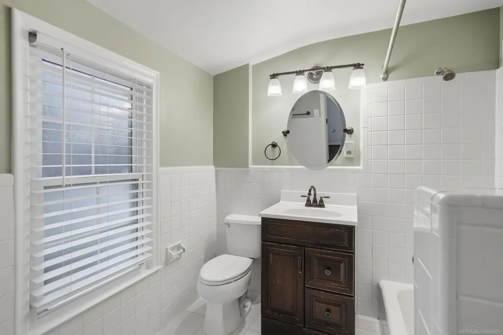 32200 Arlington Drive Beverly Hills Village MI 48025