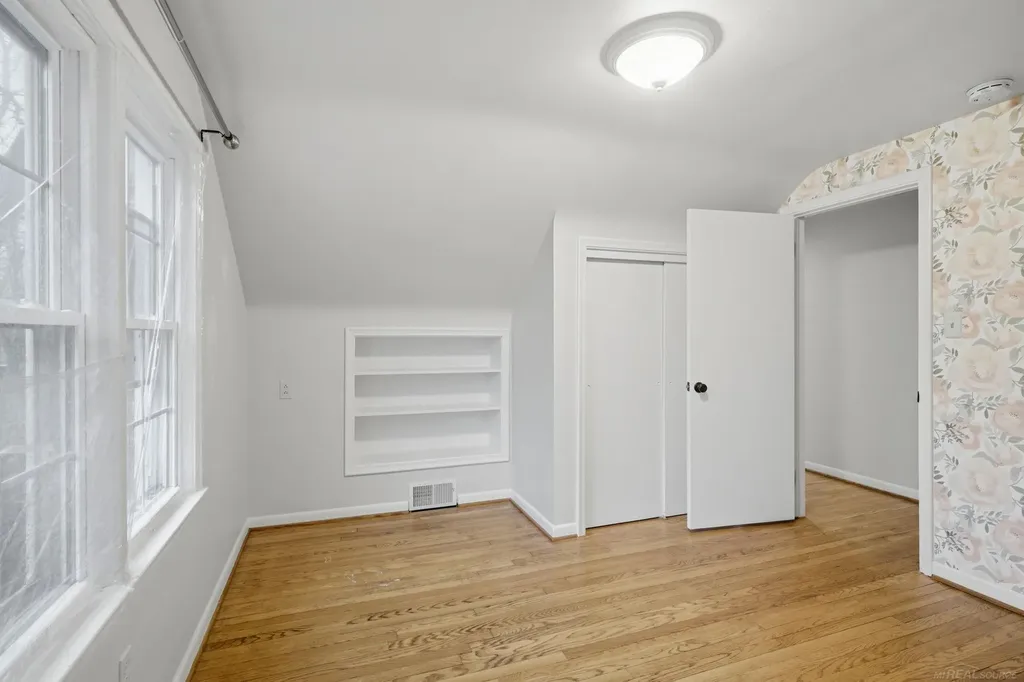 32200 Arlington Drive Beverly Hills Village MI 48025
