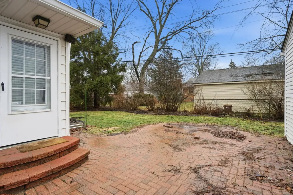 32200 Arlington Drive Beverly Hills Village MI 48025