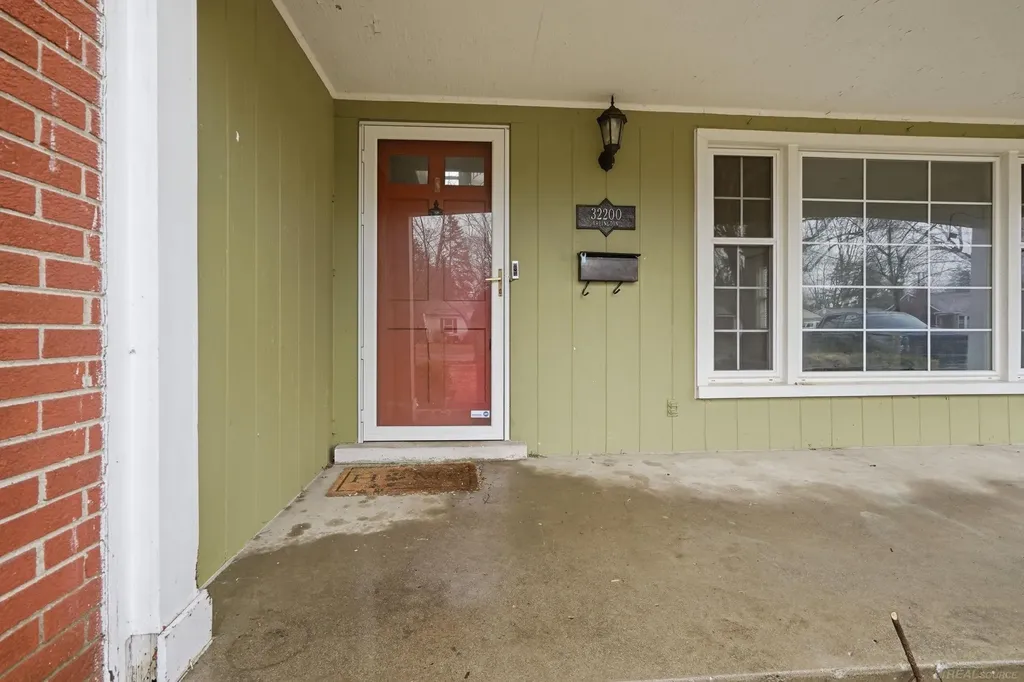 32200 Arlington Drive Beverly Hills Village MI 48025