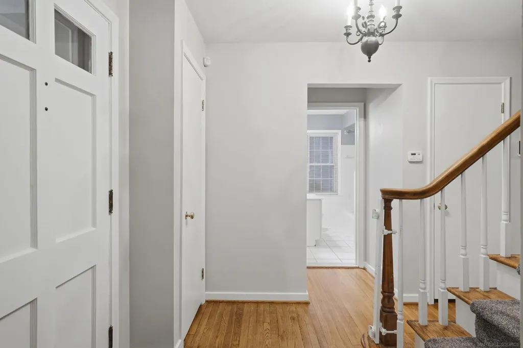 32200 Arlington Drive Beverly Hills Village MI 48025