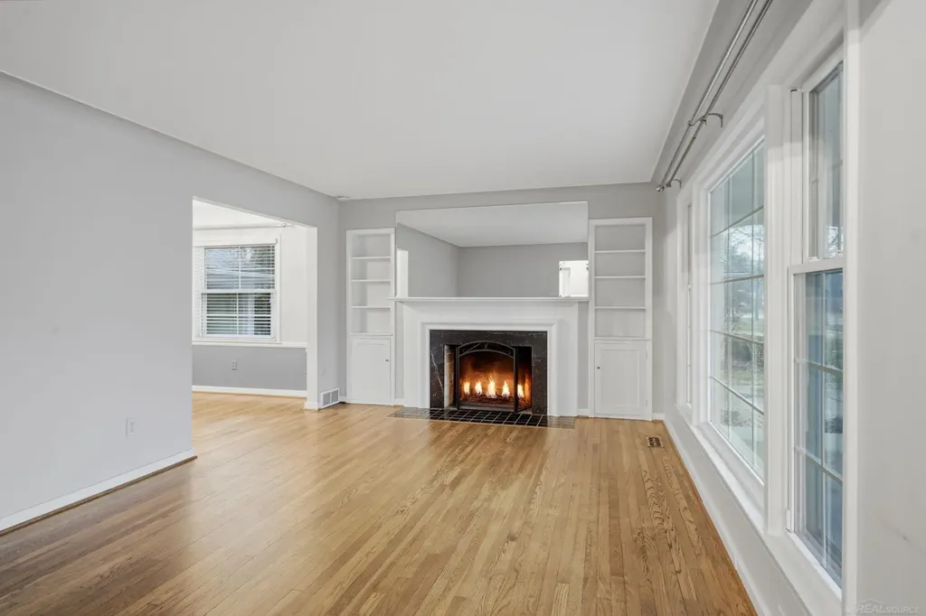 32200 Arlington Drive Beverly Hills Village MI 48025