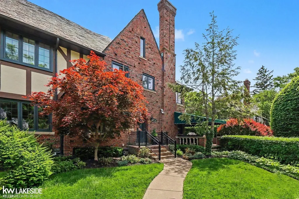 286 Rivard Boulevard Grosse Pointe City MI 48230