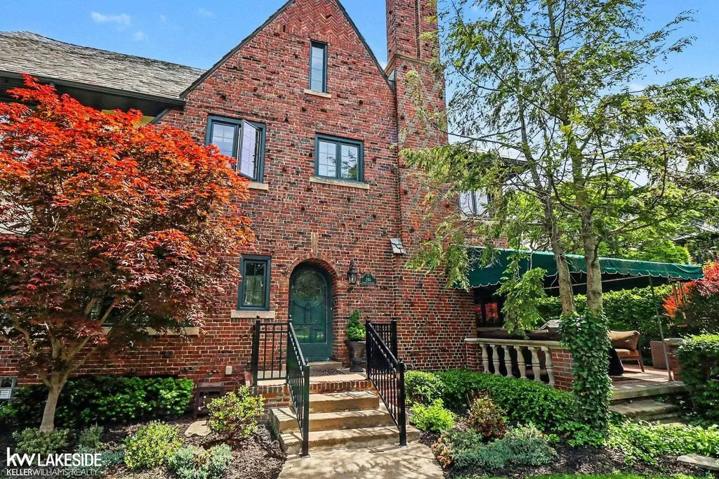 286 Rivard Boulevard Grosse Pointe City MI 48230
