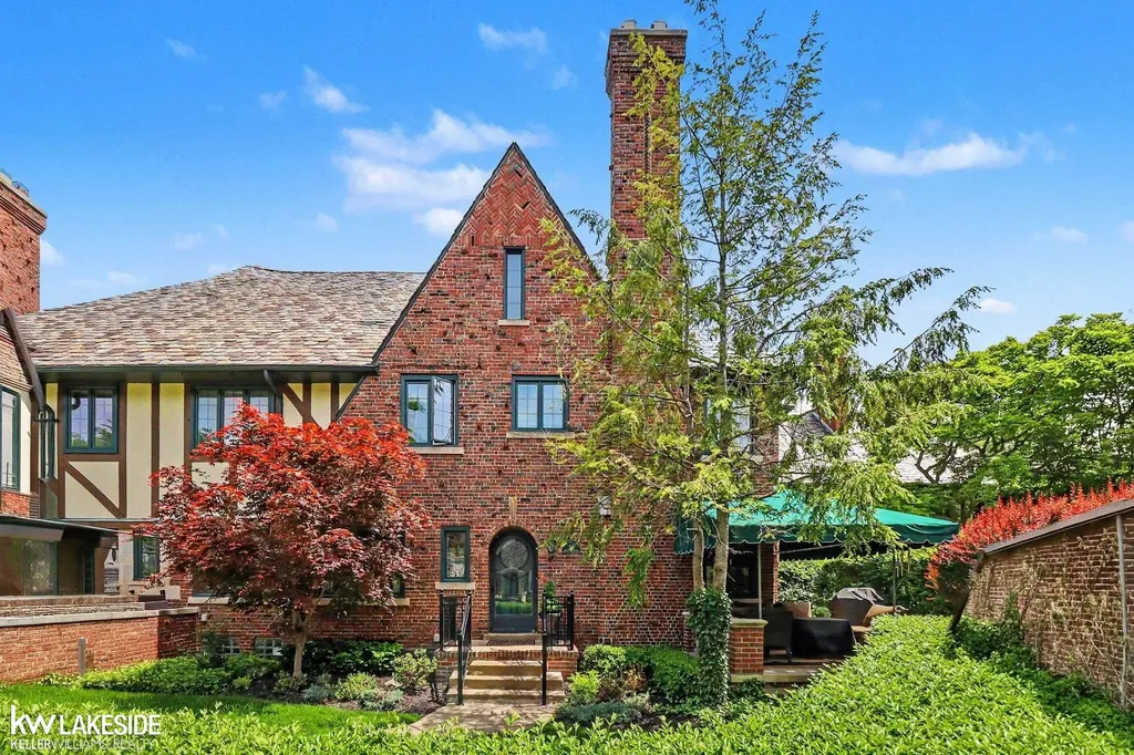 286 Rivard Boulevard Grosse Pointe City MI 48230