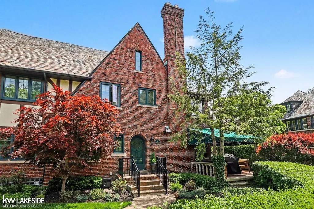 286 Rivard Boulevard Grosse Pointe City MI 48230