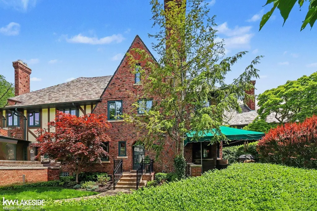 286 Rivard Boulevard Grosse Pointe City MI 48230