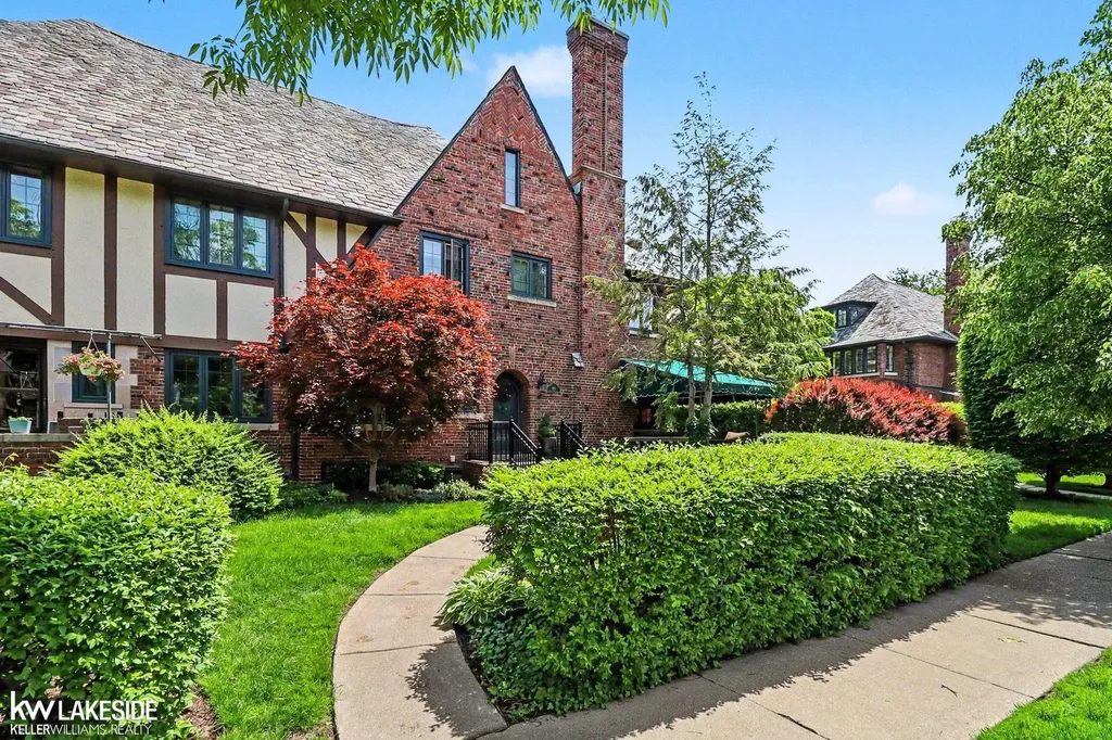 286 Rivard Boulevard Grosse Pointe City MI 48230