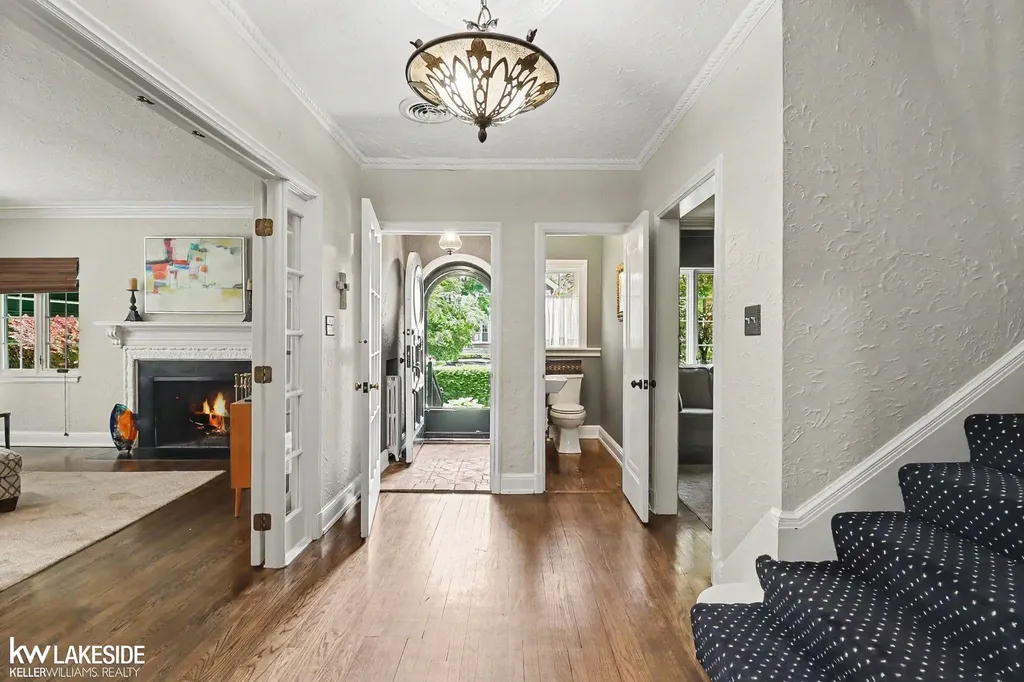 286 Rivard Boulevard Grosse Pointe City MI 48230