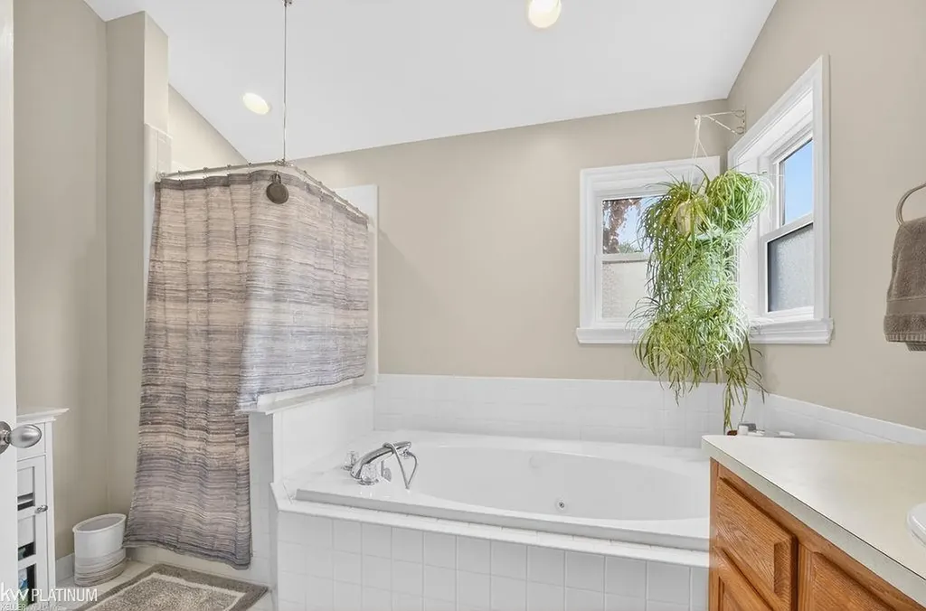 54329 Avondale Drive New Baltimore City MI 48047
