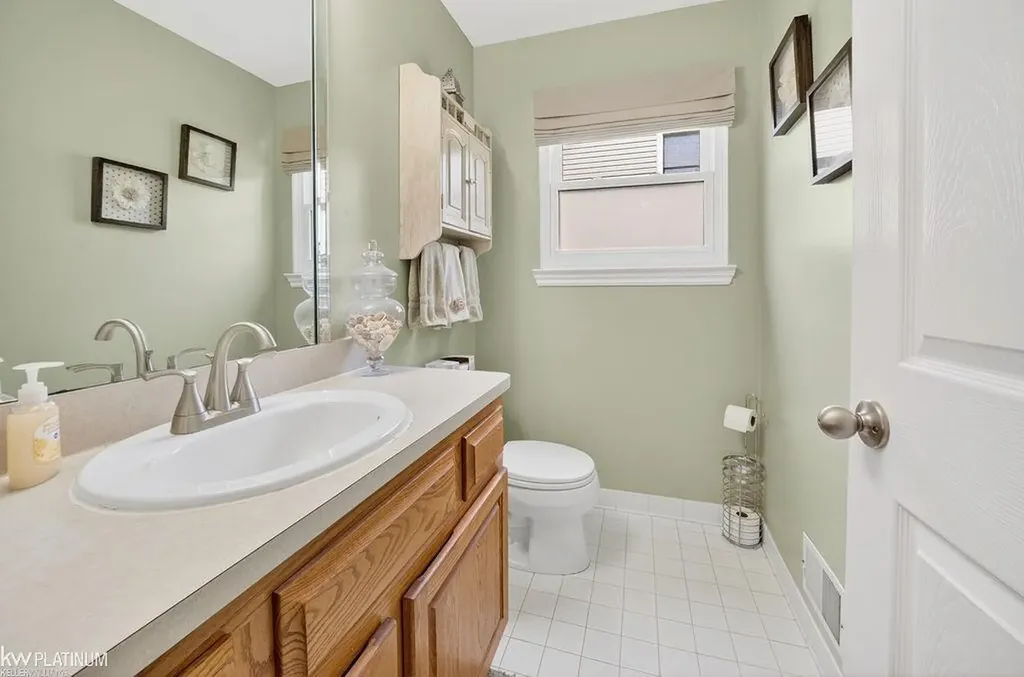 54329 Avondale Drive New Baltimore City MI 48047