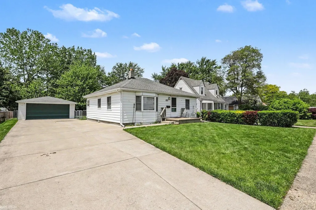 24261 Eleanor Avenue Warren City MI 48089