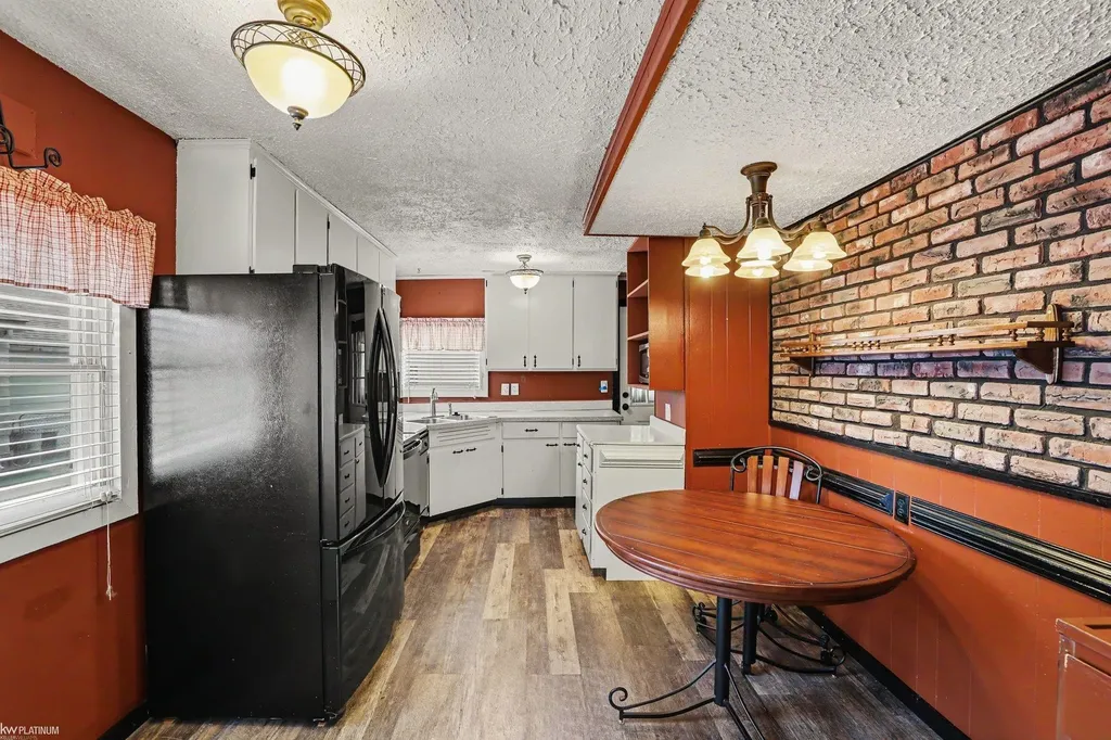 24261 Eleanor Avenue Warren City MI 48089