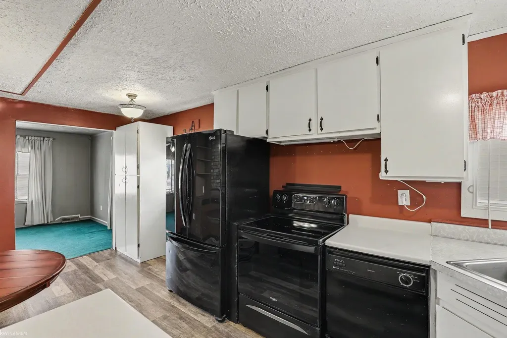 24261 Eleanor Avenue Warren City MI 48089