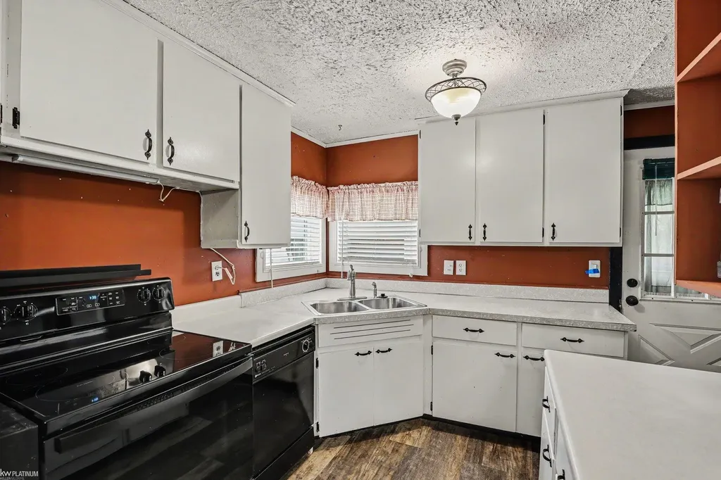 24261 Eleanor Avenue Warren City MI 48089