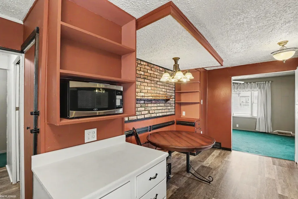 24261 Eleanor Avenue Warren City MI 48089