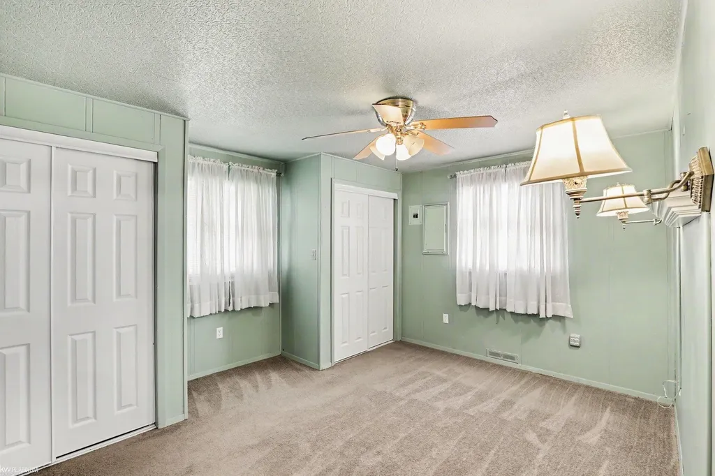 24261 Eleanor Avenue Warren City MI 48089