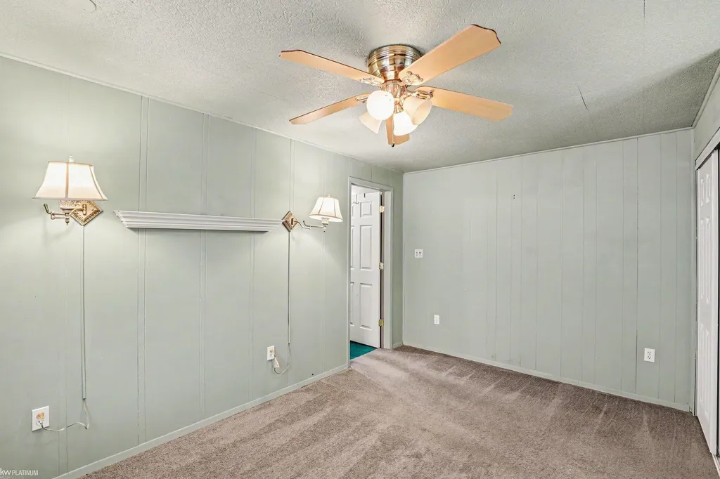 24261 Eleanor Avenue Warren City MI 48089