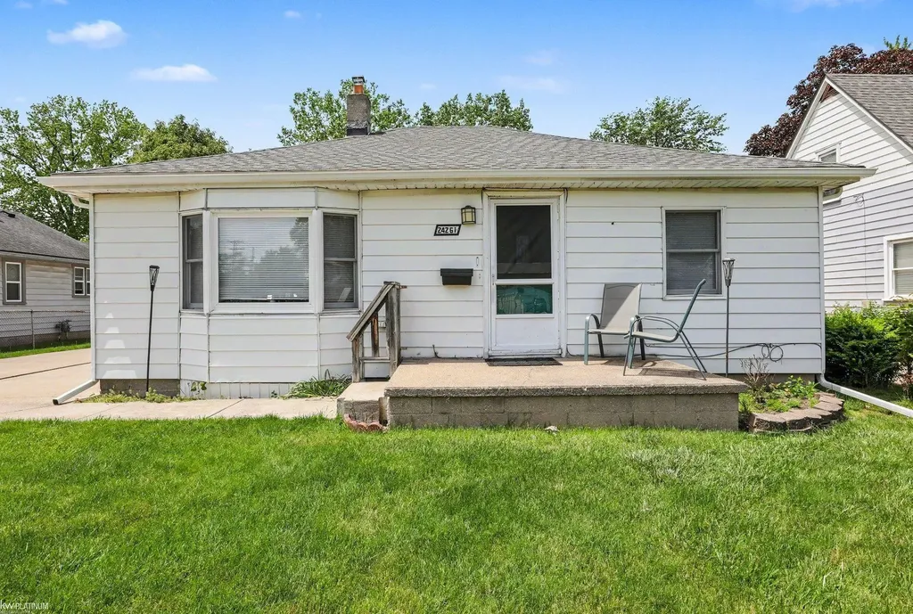 24261 Eleanor Avenue Warren City MI 48089