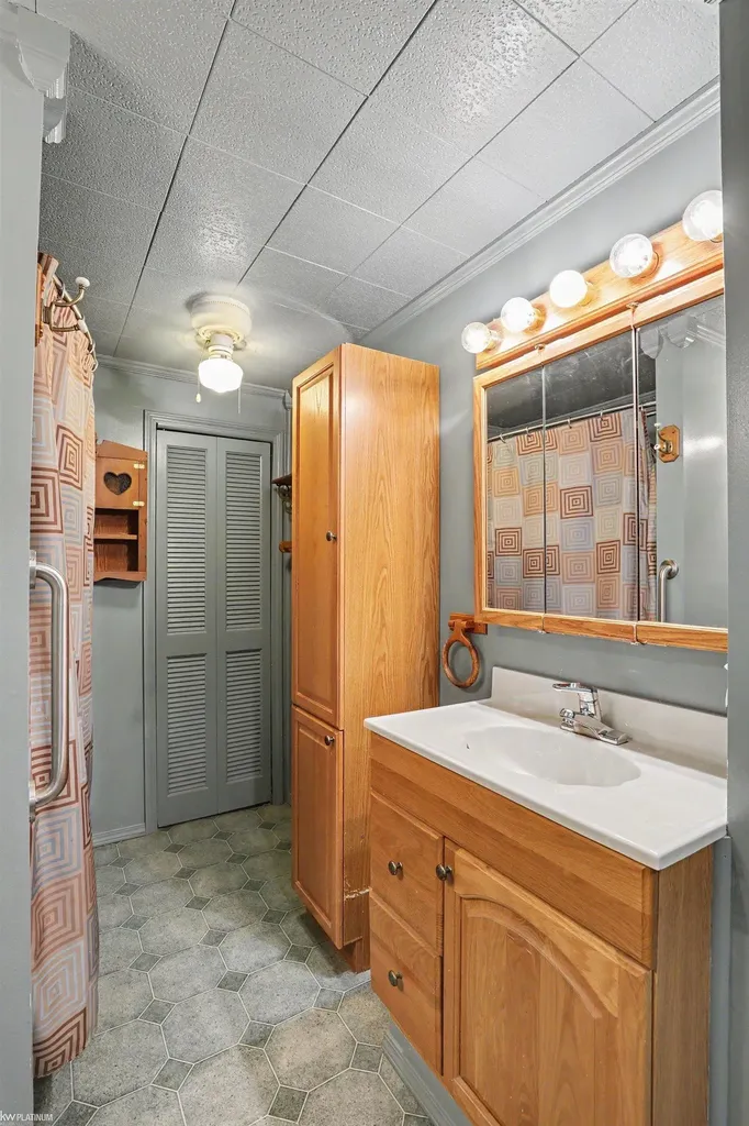 24261 Eleanor Avenue Warren City MI 48089