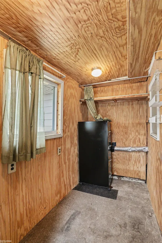 24261 Eleanor Avenue Warren City MI 48089