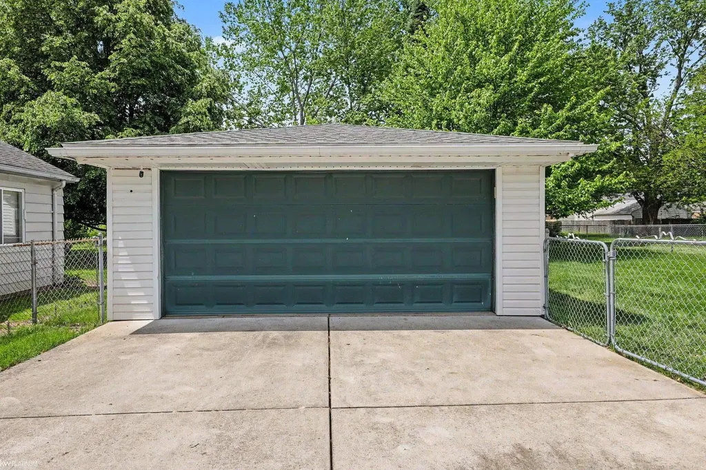 24261 Eleanor Avenue Warren City MI 48089