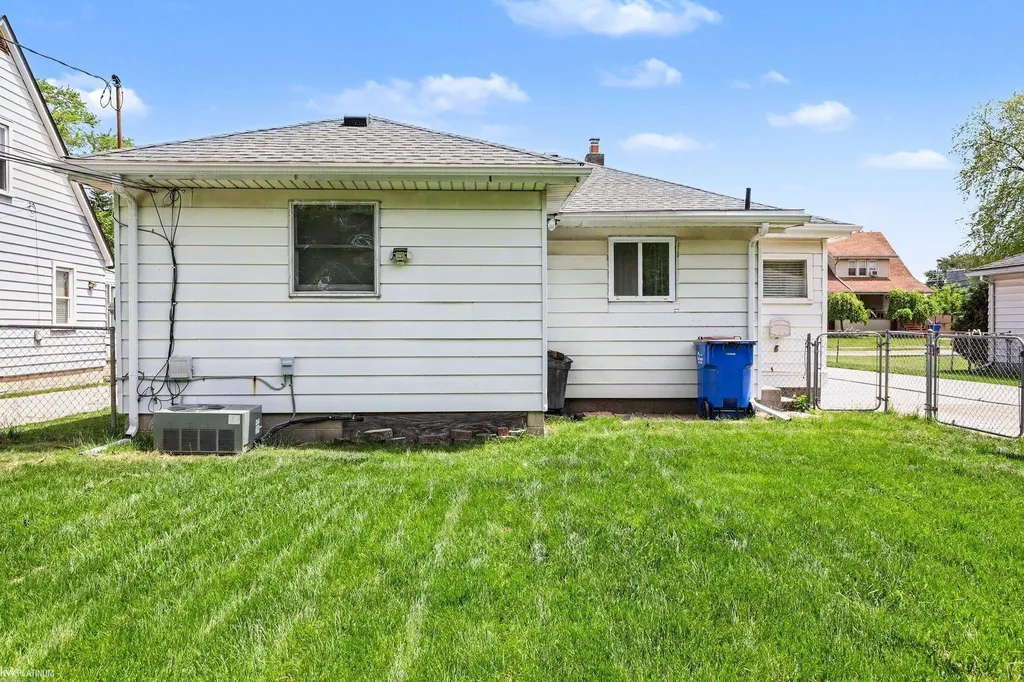 24261 Eleanor Avenue Warren City MI 48089