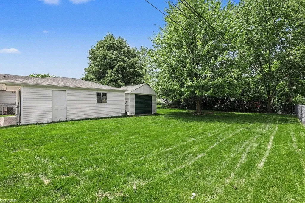 24261 Eleanor Avenue Warren City MI 48089