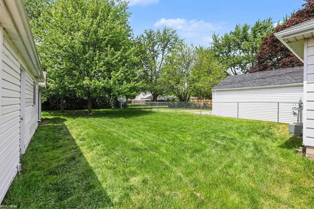 24261 Eleanor Avenue Warren City MI 48089