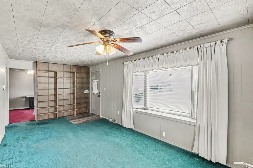 24261 Eleanor Avenue Warren City MI 48089