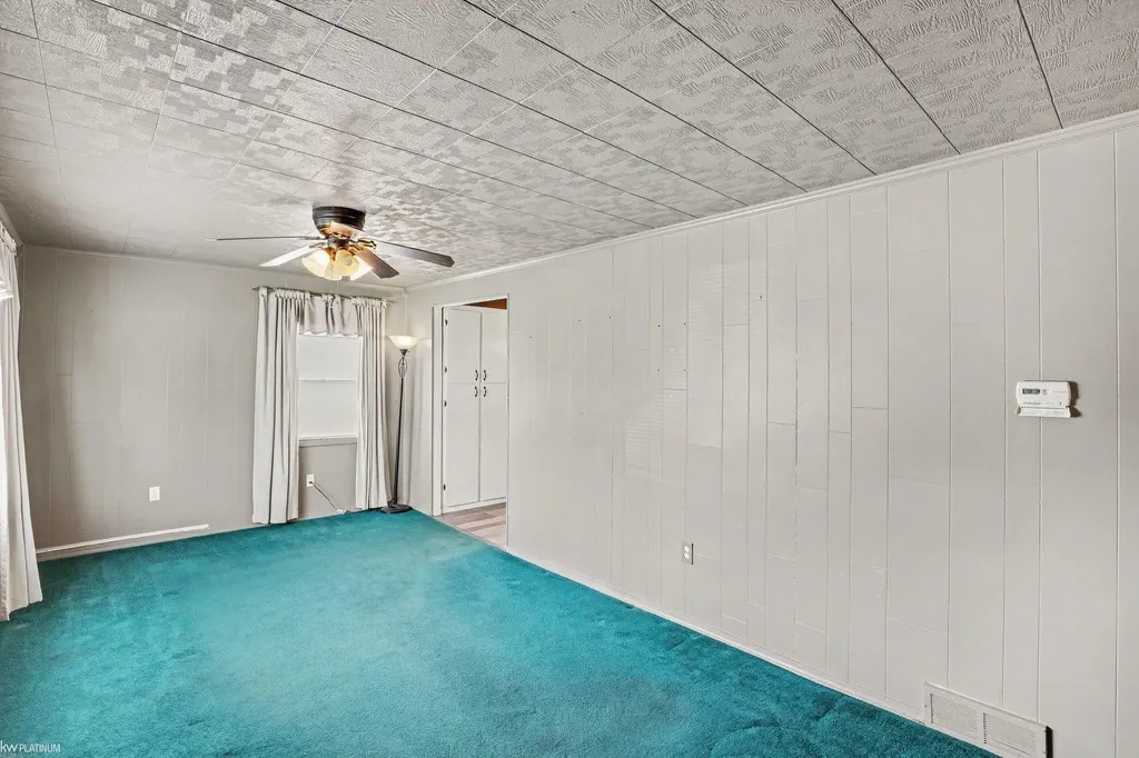 24261 Eleanor Avenue Warren City MI 48089