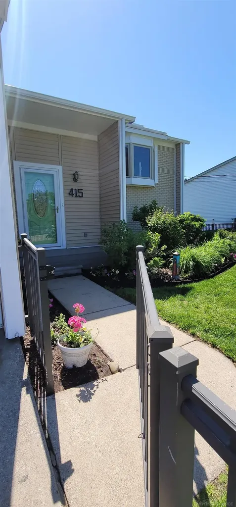 415 Coledale Drive White Lake Charter Township MI 48386