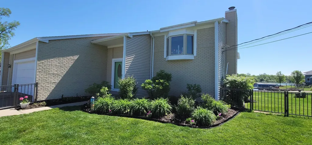 415 Coledale Drive White Lake Charter Township MI 48386