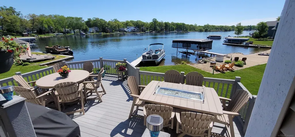 415 Coledale Drive White Lake Charter Township MI 48386