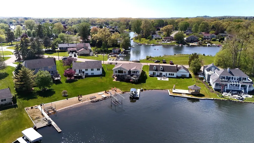 415 Coledale Drive White Lake Charter Township MI 48386
