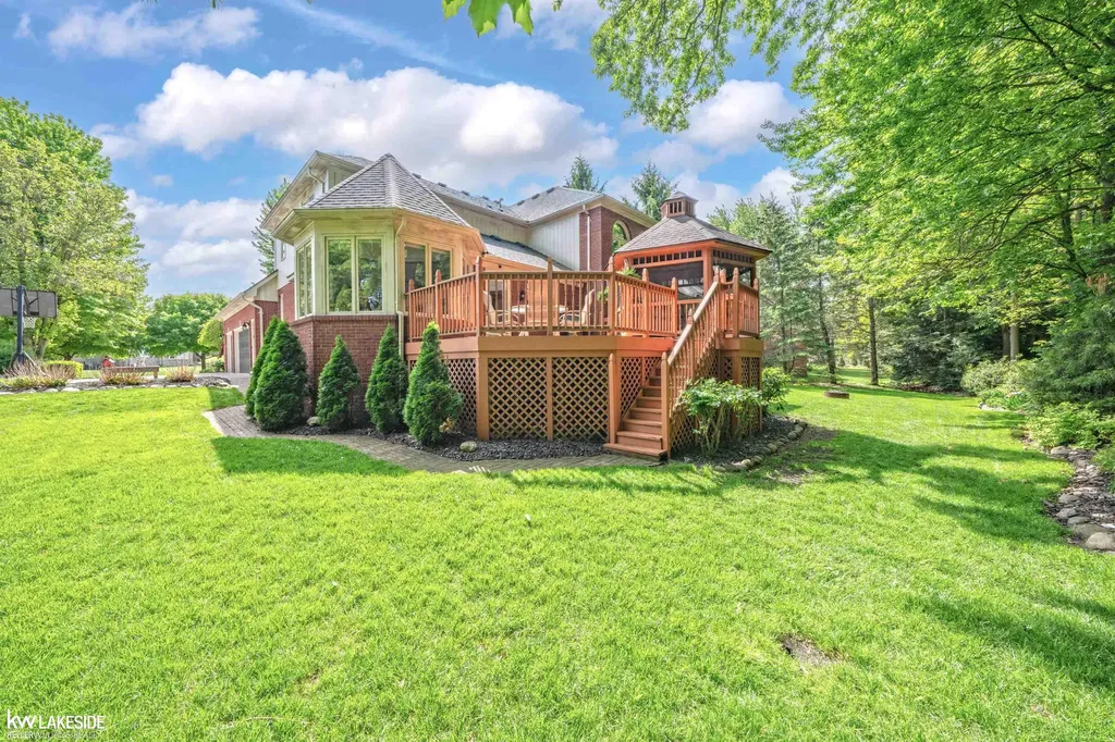 54213 Flamingo Drive Shelby Charter Township MI 48315