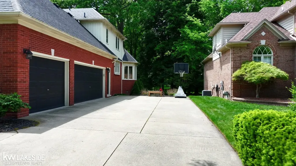 54213 Flamingo Drive Shelby Charter Township MI 48315