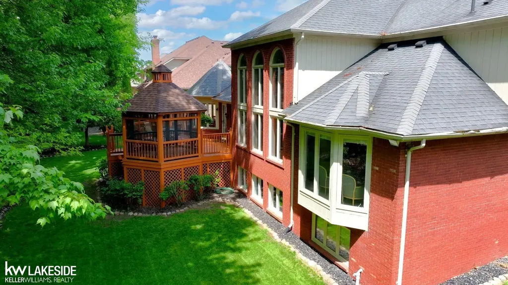 54213 Flamingo Drive Shelby Charter Township MI 48315