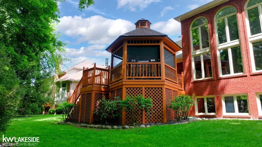 54213 Flamingo Drive Shelby Charter Township MI 48315