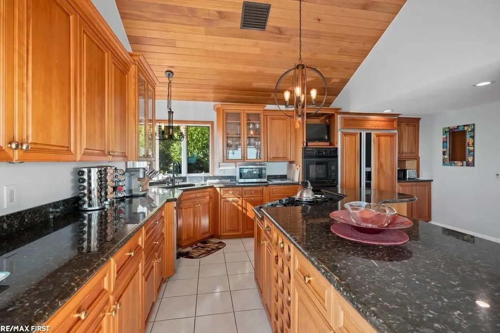 27927 Ponchartrain Street Harrison Charter Township MI 48045