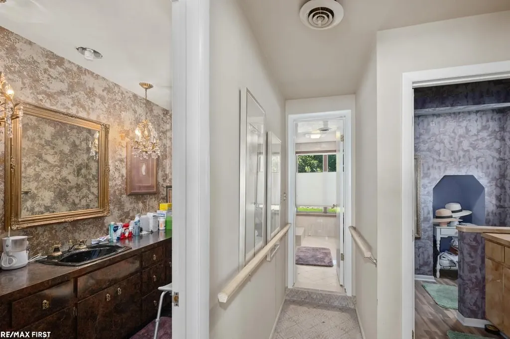27927 Ponchartrain Street Harrison Charter Township MI 48045