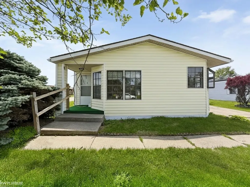 20738 Gaslight Drive Clinton Charter Township MI 48036
