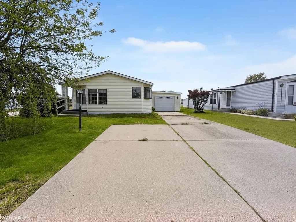 20738 Gaslight Drive Clinton Charter Township MI 48036