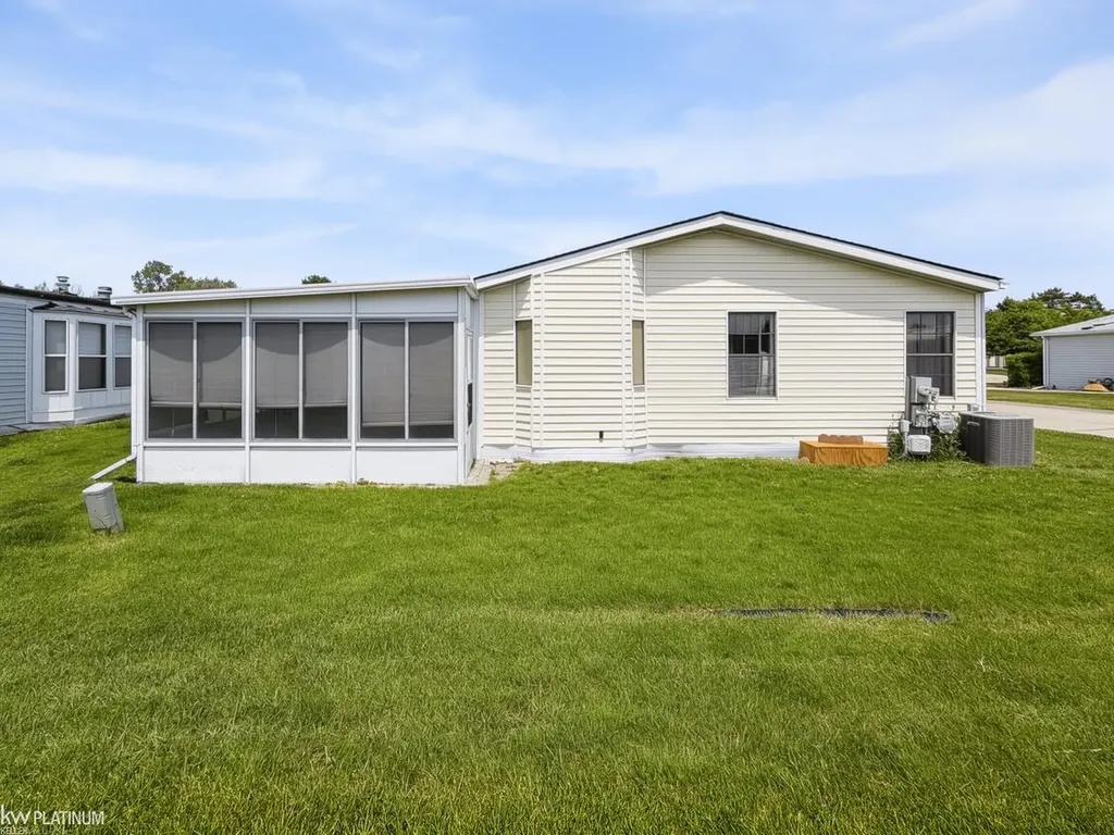 20738 Gaslight Drive Clinton Charter Township MI 48036