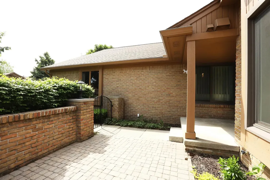 2190 London Bridge Drive Rochester Hills City MI 48307