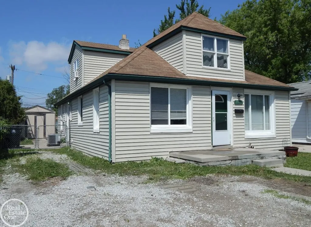 25143 Lawn Street Roseville City MI 48066
