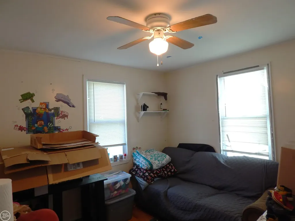 25143 Lawn Street Roseville City MI 48066